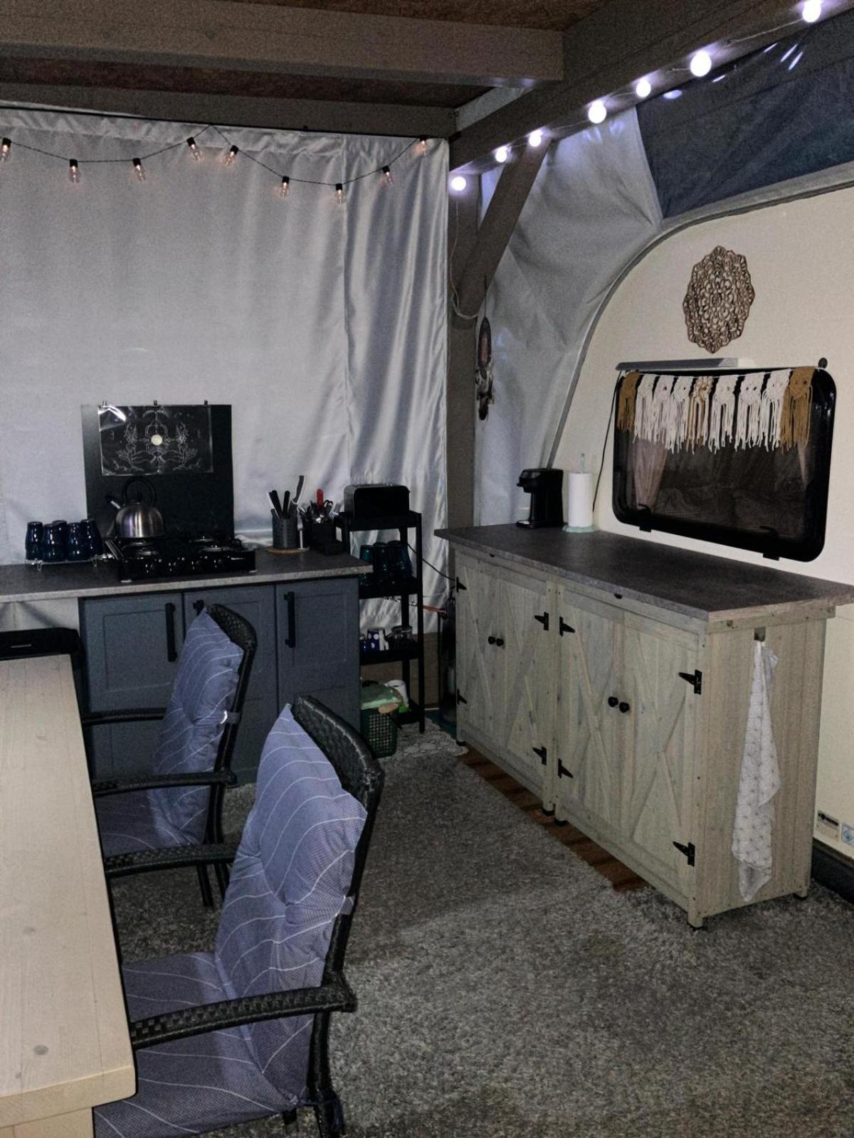 Glamping Karavan U Konopiste Chrastany  Dış mekan fotoğraf