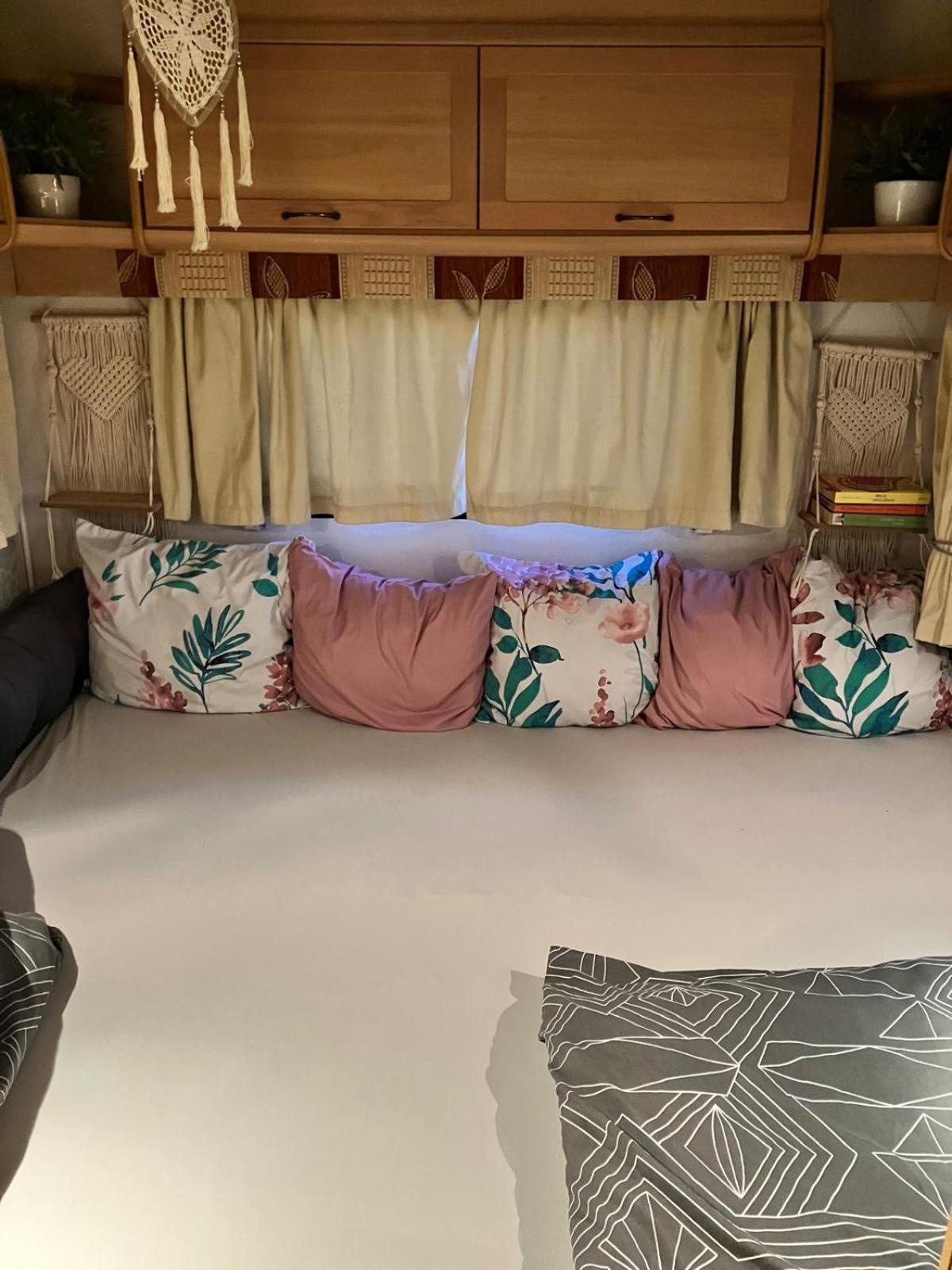 Glamping Karavan U Konopiste Chrastany  Dış mekan fotoğraf